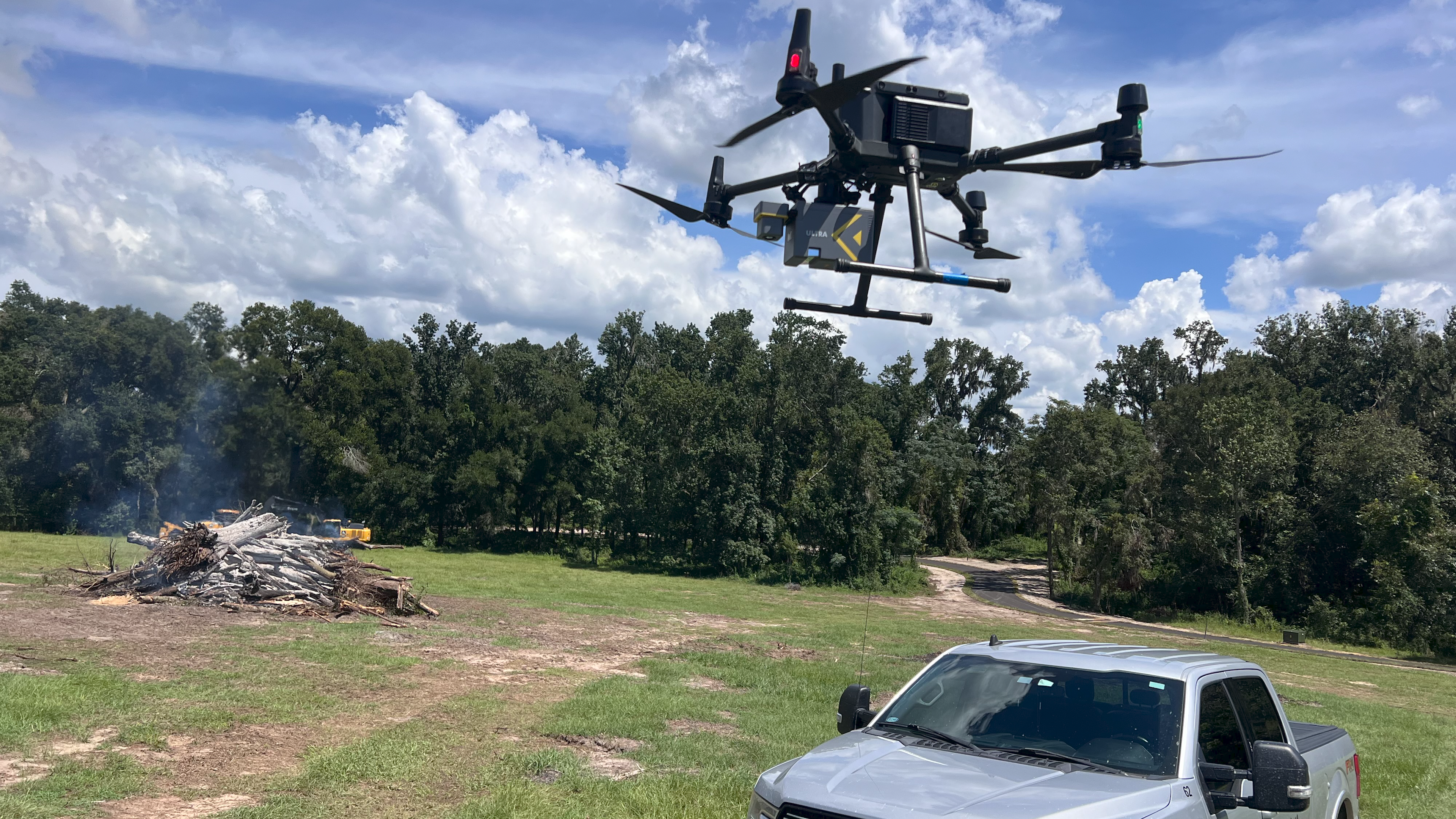ROCK Ultra LiDAR‑Drohne im Einsatz über einer Baustelle in Florida mit Gehölzhaufen und schwerem Gerät